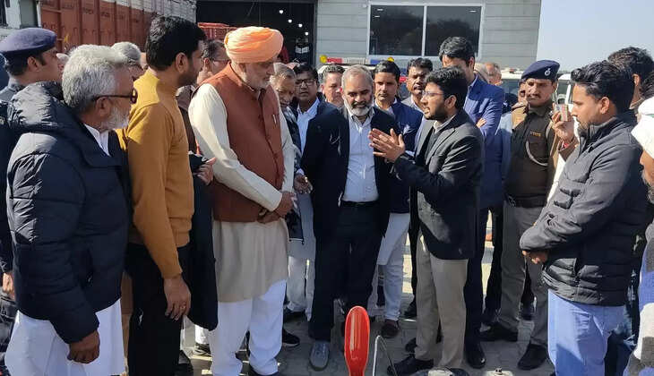 Agriculture Minister Shyam Singh Rana visited village Mallekan, Khari Sureran, Abubshahr and Fruit Excellence Center Mangeana, met progressive farmers