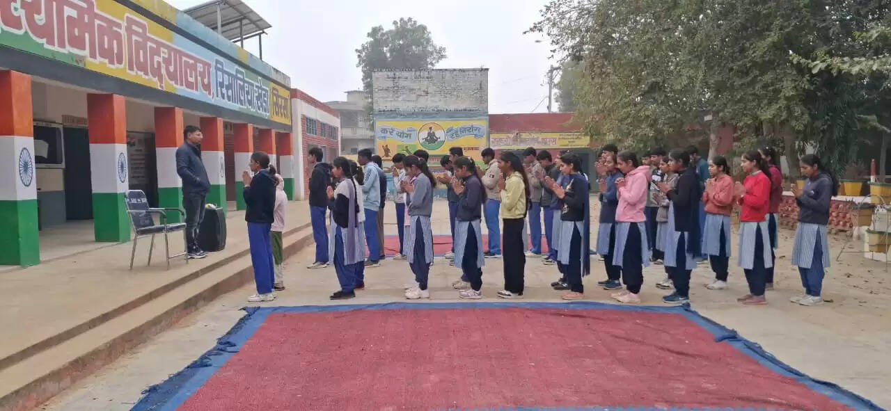 रिसालिया खेड़ा विद्यालय परिसर में&nbsp;एनएसएस कैंप में योगाभ्यास एवं स्वच्छता अभियान का हुआ आयोजन