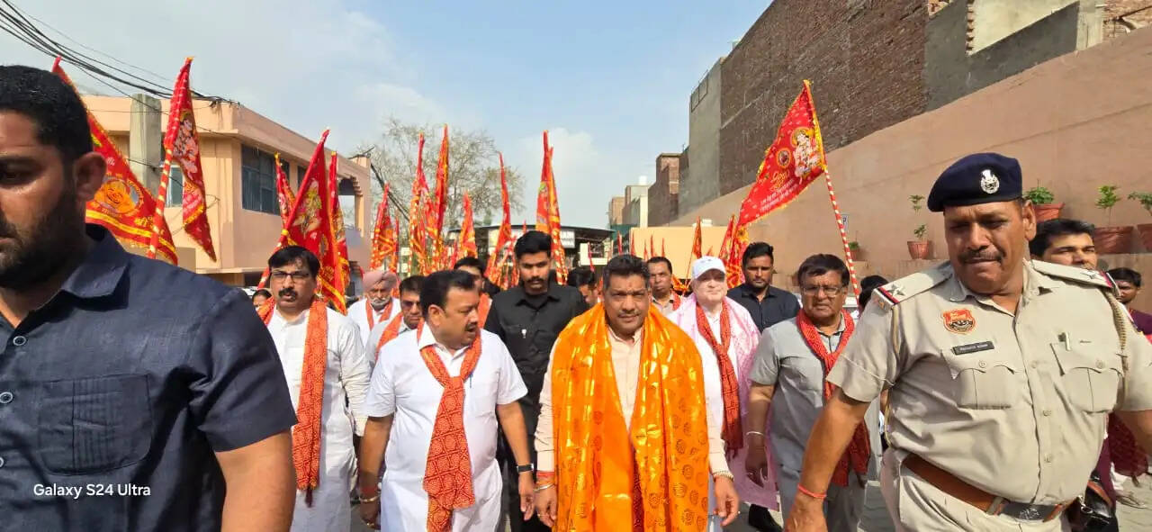 The grand and wonderful procession of Vishwa Samrat Shri Balaji Maharaj was taken out with great pomp in Sirsa, chief host Gobind Kanda lit the lamp