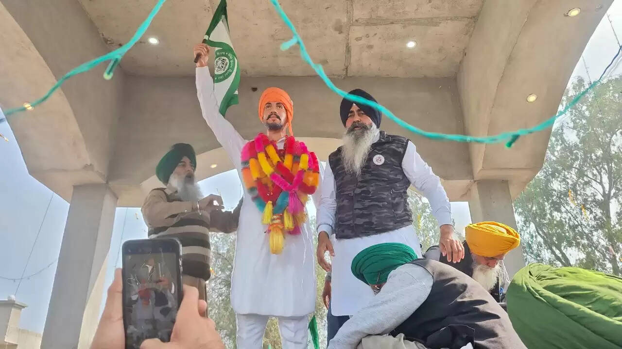  A group of farmers started from Sirsa on foot and reached village Ballon on the third day for the first martyrdom ceremony of farmer martyr Shubhkaran Singh: Lakhwinder Singh