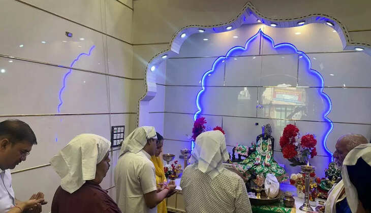   सिरसा के प्राचीन शनि मंदिर में शनि शिला पर तेल अर्पित कर श्रद्धालु हुए धन्य, सिरसा में शिंगणापुर सा नजारा