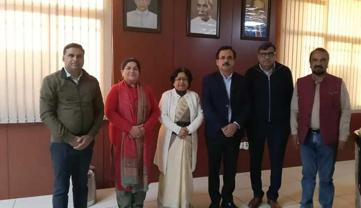 Dr. Mahipal Agarwal Smriti Trust presented a collection of valuable literary and research books from 1890-2014 to CDLU