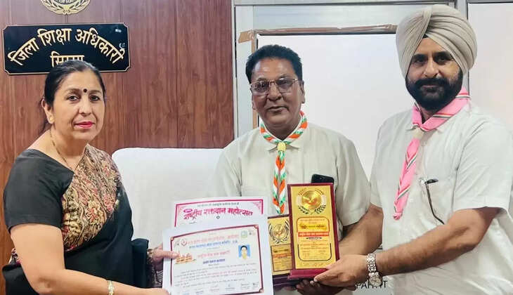 SIRSA District Education Officer honored Scout Master Anand Prakash