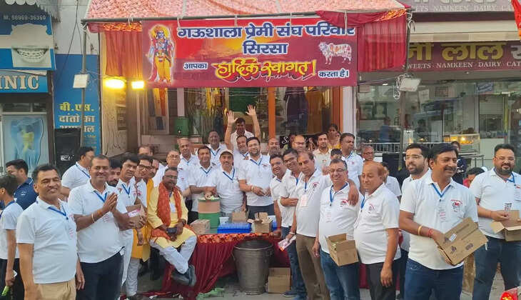 Shri Gaushala Premi Sangh Parivar set up an ice cream stall for the devotees