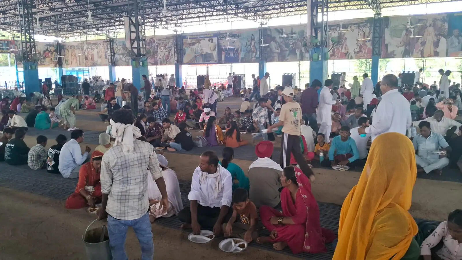 A massive surge of faith was witnessed at Shri Baba Tara Kutiya; devotees bowed their heads in reverence at Baba's *Samadhi* and performed *Jalabhishek* of Shri Tarkeshwaram Mahadev