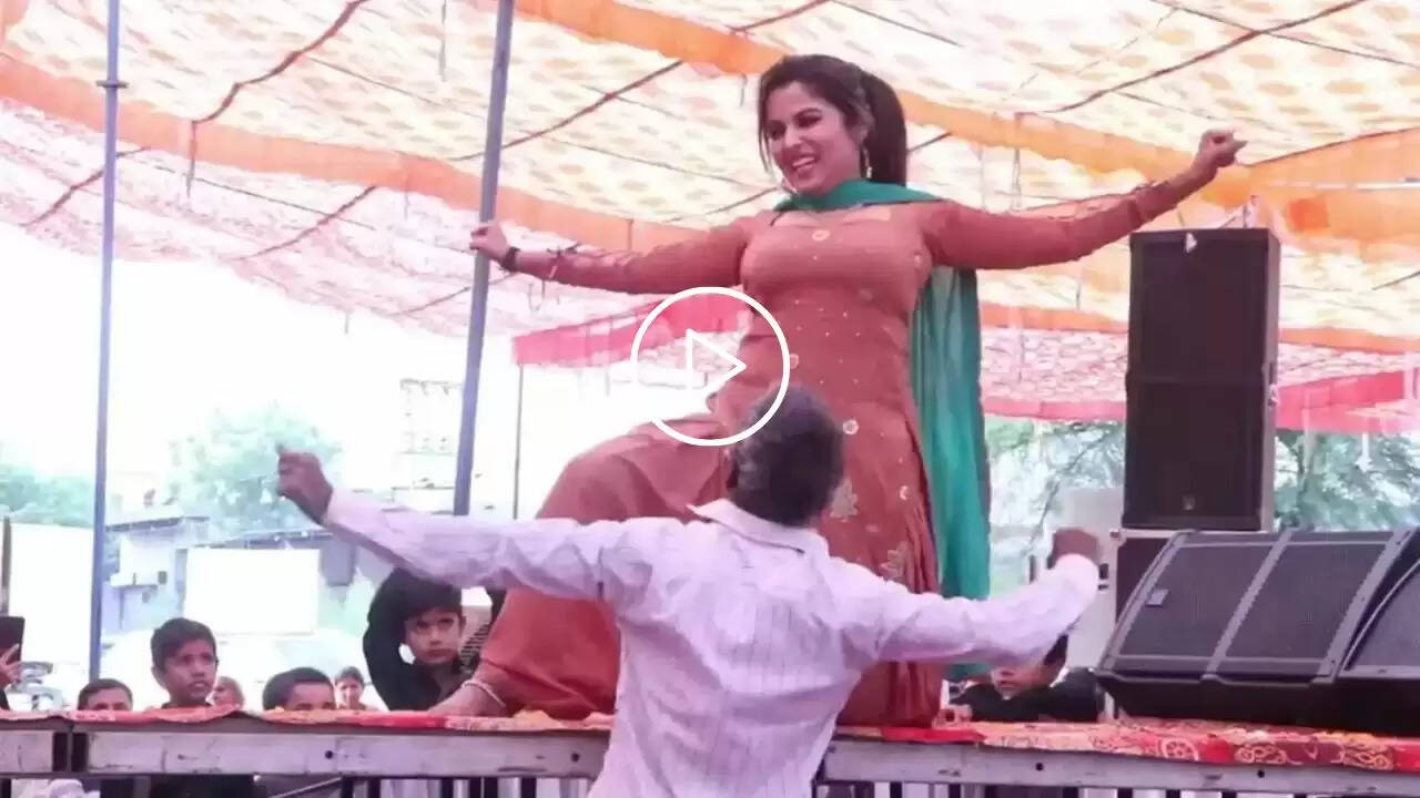 Muskaan Baby Dance: मुस्कान बेबी के ठुमके देख ताऊ को चढ़ी जवानी, स्टेज पर जाकर कर दी ऐसी हरकत...