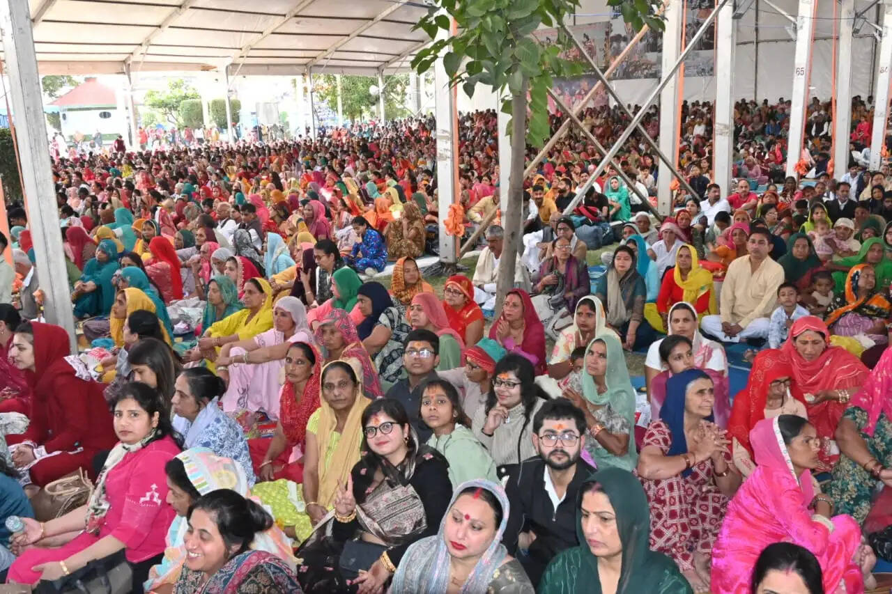 Shri Shiv Puran Katha in Sirsa: Lord Shiva gets angry for the welfare of the universe: Pandit Pradeep Mishra Maharaj