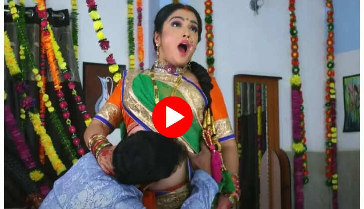  Aamrapli Nirahua Romance: आम्रपाली को गोद में बैठाकर निरहुआ ने किया खूब इंजॉय, पलंगतोड़ रोमांस देख छूटे दर्शकों के पसीने