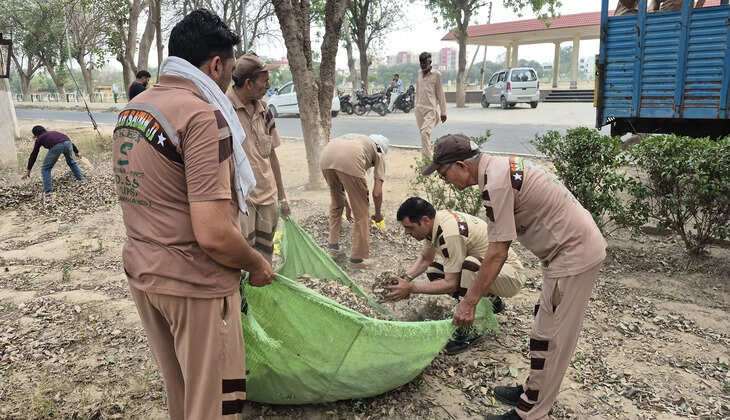 The joy of the spiritual foundation month and Dr. MSG's arrival in Sirsa was celebrated by running a cleanliness campaign