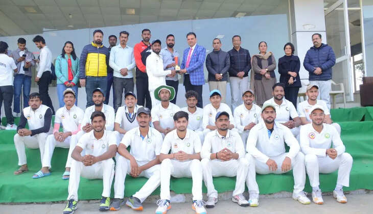  Sirsa JCD Memorial College won silver medal in Inter College Cricket Tournament