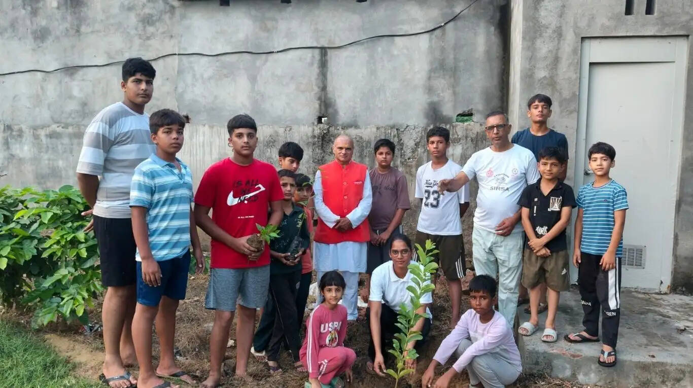 Yoga camp and tree plantation program organized at Swami Vivekananda School, Arniyanwali, on the occasion of Acharya Balkrishna's birthday