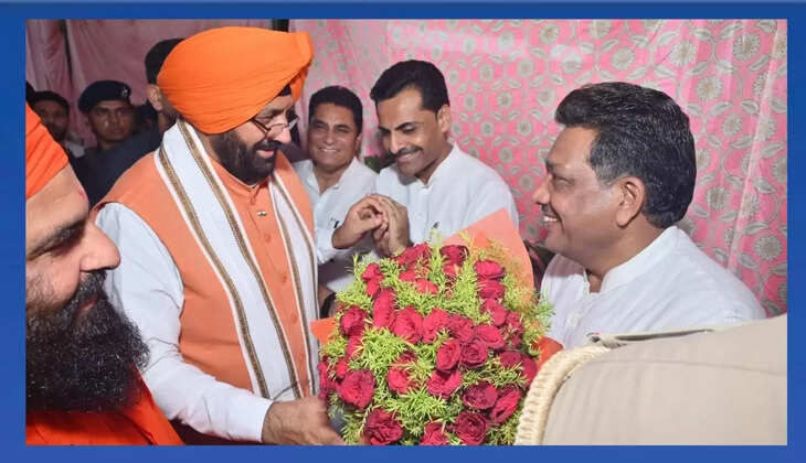 Chief Minister Naib Singh Saini felicitated Chief Minister Naib Singh Saini, senior BJP leader Gobind Kanda welcomed him by presenting a flower bouquet