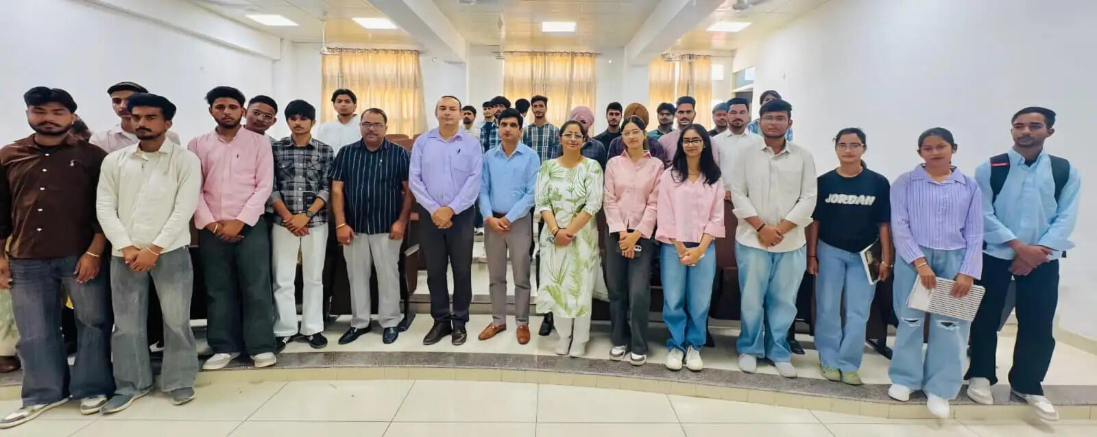 चौधरी देवी लाल विश्वविद्यालय, सिरसा के यूनिवर्सिटी स्कूल फॉर ग्रेजुएट स्टडीज (यूएसजीएस) के पत्रकारिता एवं जनसंचार विभाग में ओटीटी प्लेटफॉर्म और पारंपरिक सिनेमा एवं मीडिया साक्षरता विषय पर दो व्याख्यानों का आयोजन किया गया। कार्यक्रम का उद्देश्य विद्यार्थियों को बदलते मीडिया परिदृश्य की गहन समझ प्रदान करना और डिजिटल युग में उनकी विश्लेषणात्मक क्षमता को सुदृढ़ करना रहा। इस संबंध में जानकारी देते हुए यूएसजीएस के डीन प्रोफेसर मोहम्मद काशिफ किदवई ने बताया कि यह कार्यक्रम विश्वविद्यालय के कुलगुरु प्रो. विजय कुमार के मार्गदर्शन में आयोजित किया गया। उन्होंने कहा कि आज के दौर में केवल सूचना प्राप्त करना पर्याप्त नहीं है, बल्कि उसकी सत्यता और संदर्भ को समझना भी उतना ही आवश्यक है। उन्होंने विद्यार्थियों को प्रेरित करते हुए कहा कि वे मीडिया के प्रति सजग दृष्टिकोण अपनाएं और समाज के प्रति अपनी जिम्मेदारी का निर्वहन करते हुए एक जागरूक पत्रकार की भूमिका निभाएं। प्रथम व्याख्यान में मुख्य वक्ता के रूप में विभाग के वरिष्ठ प्राध्यापक प्रोफेसर सेवा सिंह बाजवा ने विद्यार्थियों को संबोधित करते हुए कहा कि ओटीटी प्लेटफॉर्म ने मनोरंजन और सूचना प्रसार के क्षेत्र में अभूतपूर्व बदलाव लाए हैं। उन्होंने पारंपरिक सिनेमा और ओटीटी के बीच के अंतर को स्पष्ट करते हुए बताया कि जहां सिनेमा सामूहिक अनुभव का माध्यम है, वहीं ओटीटी व्यक्तिगत और ऑन-डिमांड मनोरंजन का सशक्त प्लेटफॉर्म बन चुका है। प्रोफेसर बाजवा ने कहा कि आज कंटेंट ही असली शक्ति है और जो रचनात्मकता के साथ प्रामाणिकता को जोड़ता है, वही दर्शकों के दिलों तक पहुंचता है। उन्होंने विद्यार्थियों को सलाह दी कि वे केवल दर्शक बनकर न रहें, बल्कि कंटेंट क्रिएटर के रूप में अपनी पहचान स्थापित करें। साथ ही उन्होंने यह भी रेखांकित किया कि डिजिटल प्लेटफॉर्म्स पर स्वतंत्रता के साथ-साथ जिम्मेदारी भी बढ़ जाती है, इसलिए नैतिक मूल्यों और सामाजिक सरोकारों को हमेशा प्राथमिकता देनी चाहिए। दूसरे व्याख्यान में विभाग के एसोसिएट प्रोफेसर डॉ. अमित सांगवान ने विद्यार्थियों को डिजिटल युग की चुनौतियों और मीडिया की सूक्ष्मताओं से परिचित करवाया। उन्होंने कहा कि वर्तमान समय “सूचना विस्फोट” का युग है, जहां हर व्यक्ति के हाथ में स्मार्टफोन होने के कारण वह स्वयं एक प्रकाशक बन चुका है। डॉ. सांगवान ने ‘फेक न्यूज’ के खतरों पर प्रकाश डालते हुए कहा कि आज सूचनाओं की अधिकता है, लेकिन सत्यता की कमी है। उन्होंने विद्यार्थियों को आगाह किया कि किसी भी जानकारी को साझा करने से पहले उसकी प्रमाणिकता की जांच करना एक जिम्मेदार नागरिक का प्रथम कर्तव्य है। उन्होंने यह भी स्पष्ट किया कि मीडिया साक्षरता का अर्थ केवल तकनीक का ज्ञान नहीं, बल्कि सूचना के पीछे छिपे एजेंडे और उसके प्रभाव को समझने की क्षमता विकसित करना है। कार्यक्रम के अंत में विद्यार्थियों ने विषय से संबंधित जिज्ञासाएं प्रस्तुत कीं, जिनका विशेषज्ञों द्वारा विस्तारपूर्वक समाधान किया गया। इस अवसर पर विभाग के सहायक प्राध्यापक डॉ. कृष्ण कुमार, डॉ. विकास कुमार तथा डॉ. टिम्सी मेहता सहित छात्र-छात्राएं उपस्थित रहे।