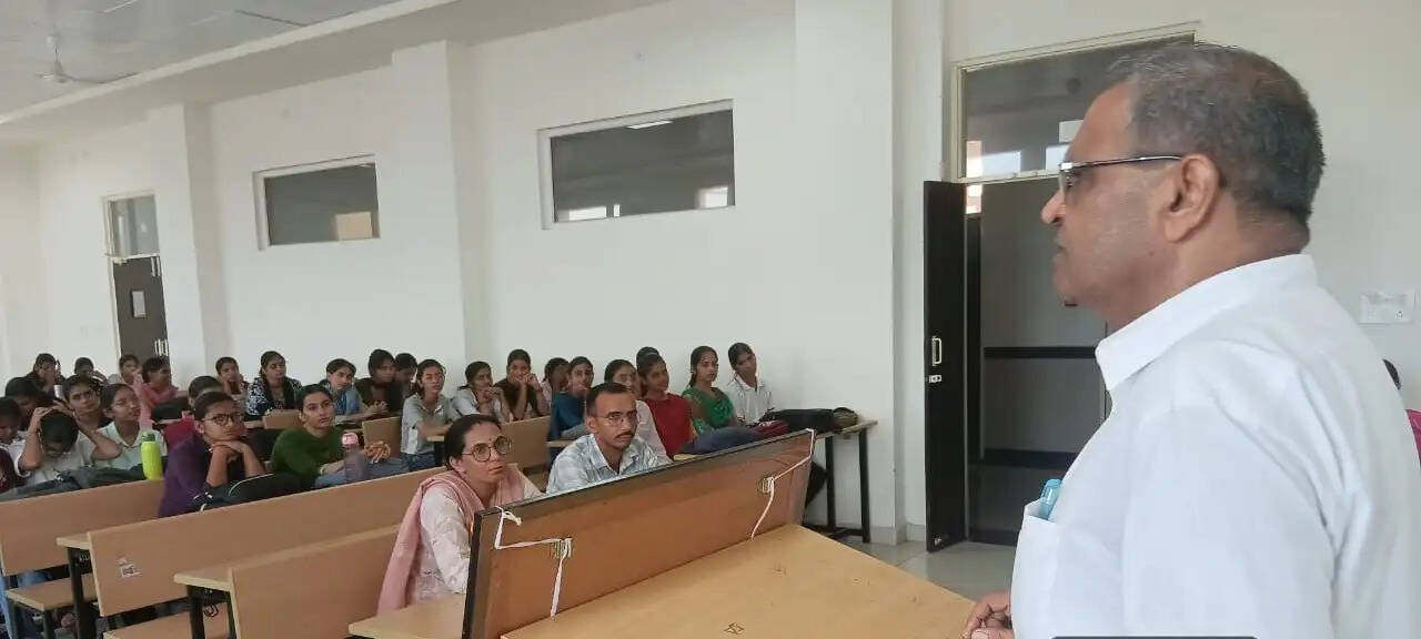  ​​​​​​​भारत के पूर्व उपप्रधानमंत्री जननायक चौधरी देवीलाल की जयंती के अवसर पर चौधरी देवीलाल विश्वविद्यालय सिरसा में विविध कार्यक्रम आयोजित
