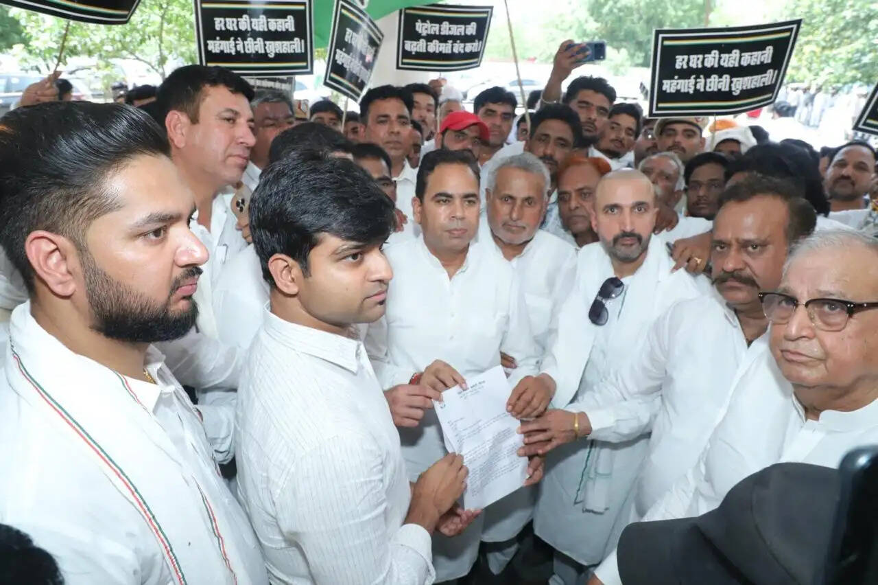Congress party workers staged a strong protest against the BJP government in front of the Sirsa Mini Secretariat over the continuous increase in petrol and diesel prices and the NEET exam paper leak case