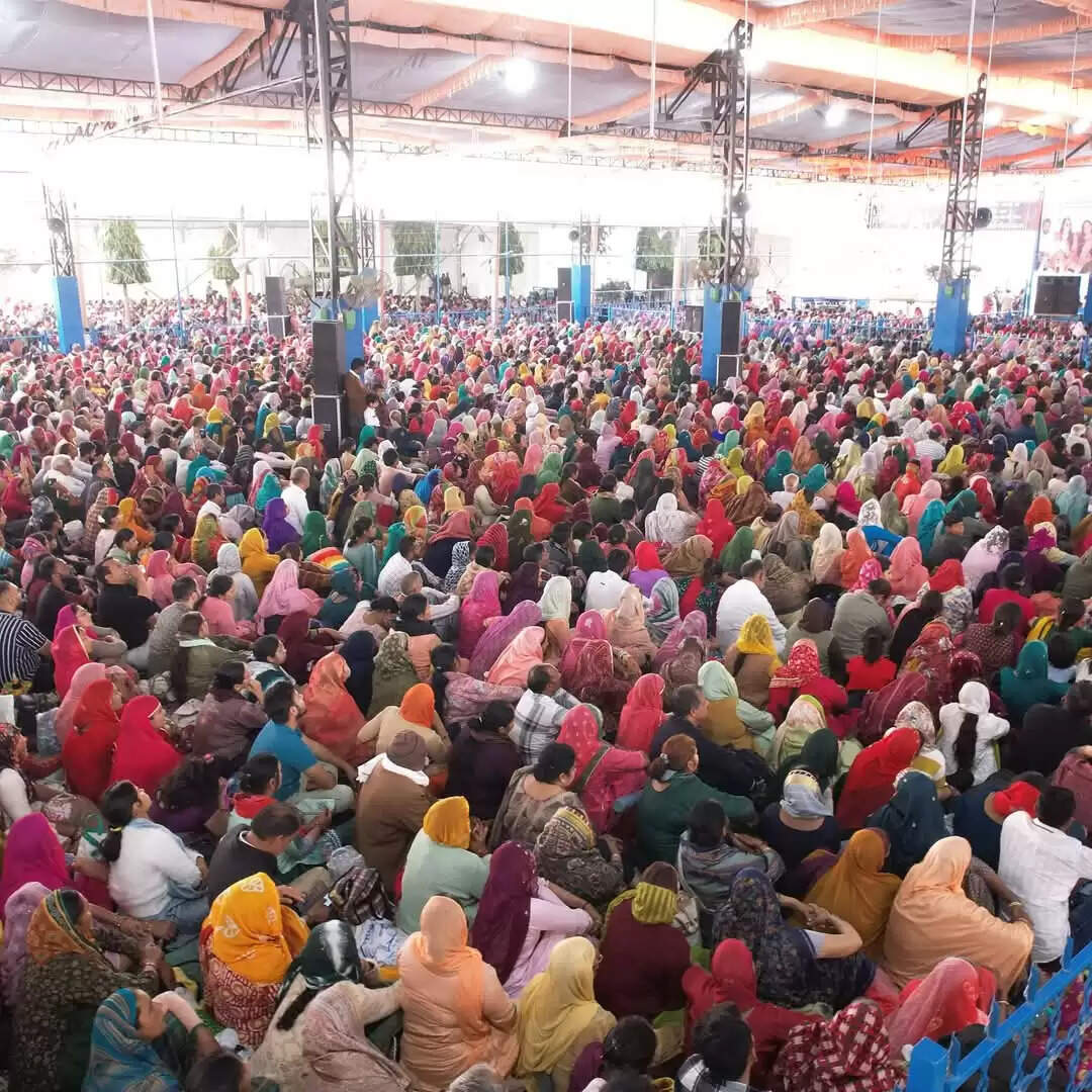 Shiv Puran Katha: By the grace of Lord Shiva, a woman's womb and a man's pocket can never remain empty: Pandit Pradeep Mishra