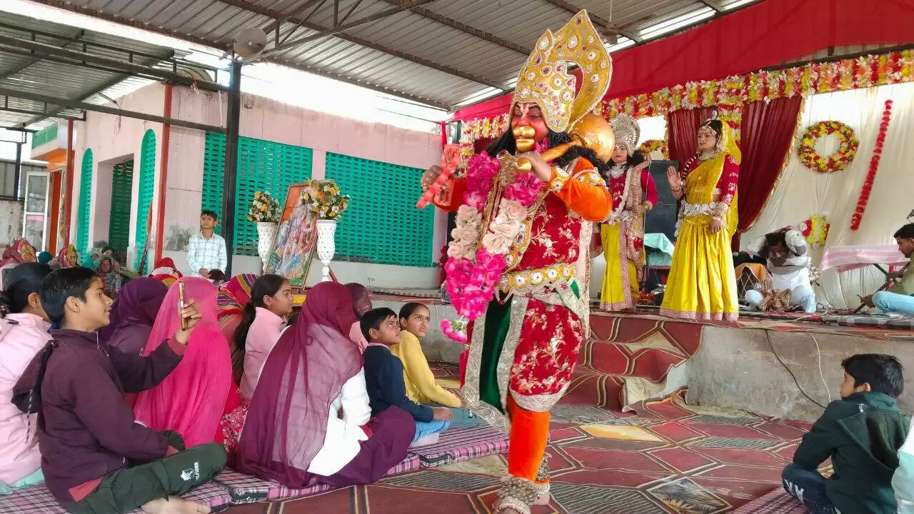Lohri festival celebrated with devotion at the cowshed in Nathusari Kala; devotees danced to the hymns