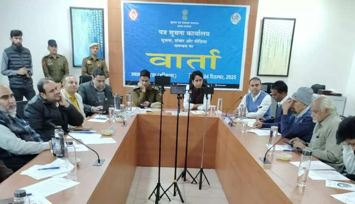  Sirsa DC Shantanu Sharma, Sirsa SP Deepak Saharan and Dabwali SP Nikita Khattar interacted with the media