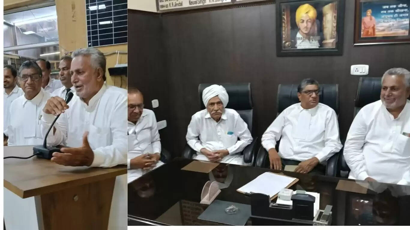 Ellenabad MLA Bharat Singh Beniwal reached the District Bar Association office and assured to fulfill the demand of the Bar Association to build a public toilet