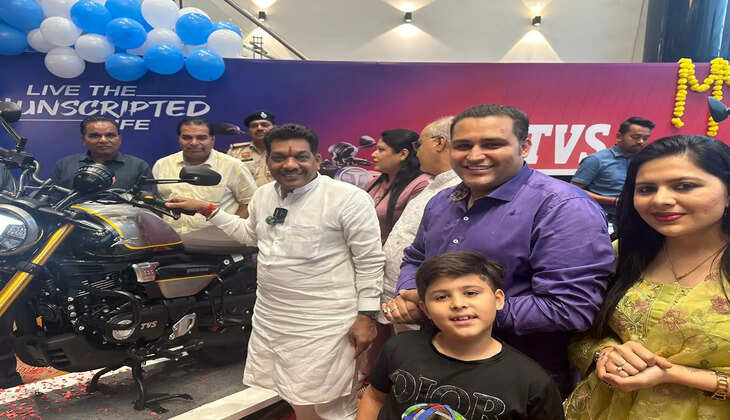 पहले बाइक खरीदने वाले ग्राहकों को  ड्रा के आधार पर भेंट किया उपहार