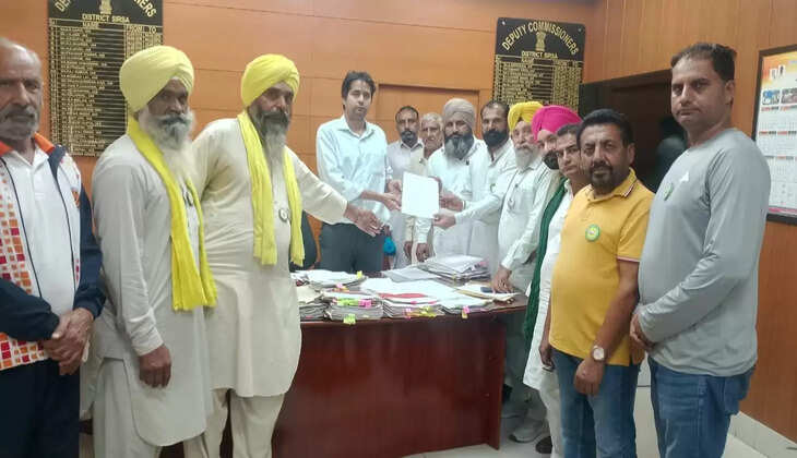   मंडियों में किसानों को आ रही समस्याओं को लेकर संयुक्त किसान मोर्चा ने सौंपा उपायुक्त को ज्ञापन mandiyon mein kisaanon ko aa rahee samasyaon ko lekar sanyukt kisaan morcha ne saumpa upaayukt ko gyaapan The United Kisan Morcha submitted a memorandum to the Deputy Commissioner regarding the problems faced by farmers in the markets