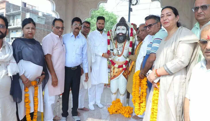 In Sirsa, Shri Brahmin Mahasabha garlanded the statue of Lord Parshuram