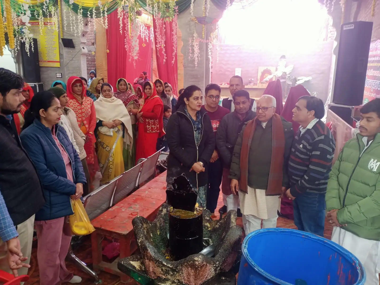 सांसद सुनीता दुग्गल ने की शनि धाम में पूजा, मंदिर में झाडू लगाकर दिया स्वच्छता का संदेश