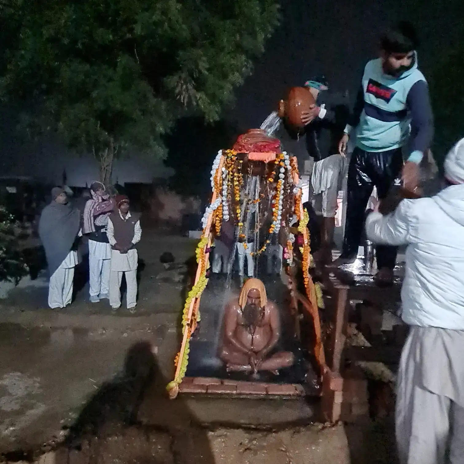 जलघारा के बीच बाबा योगी जिंद्रनाथ की तपस्या