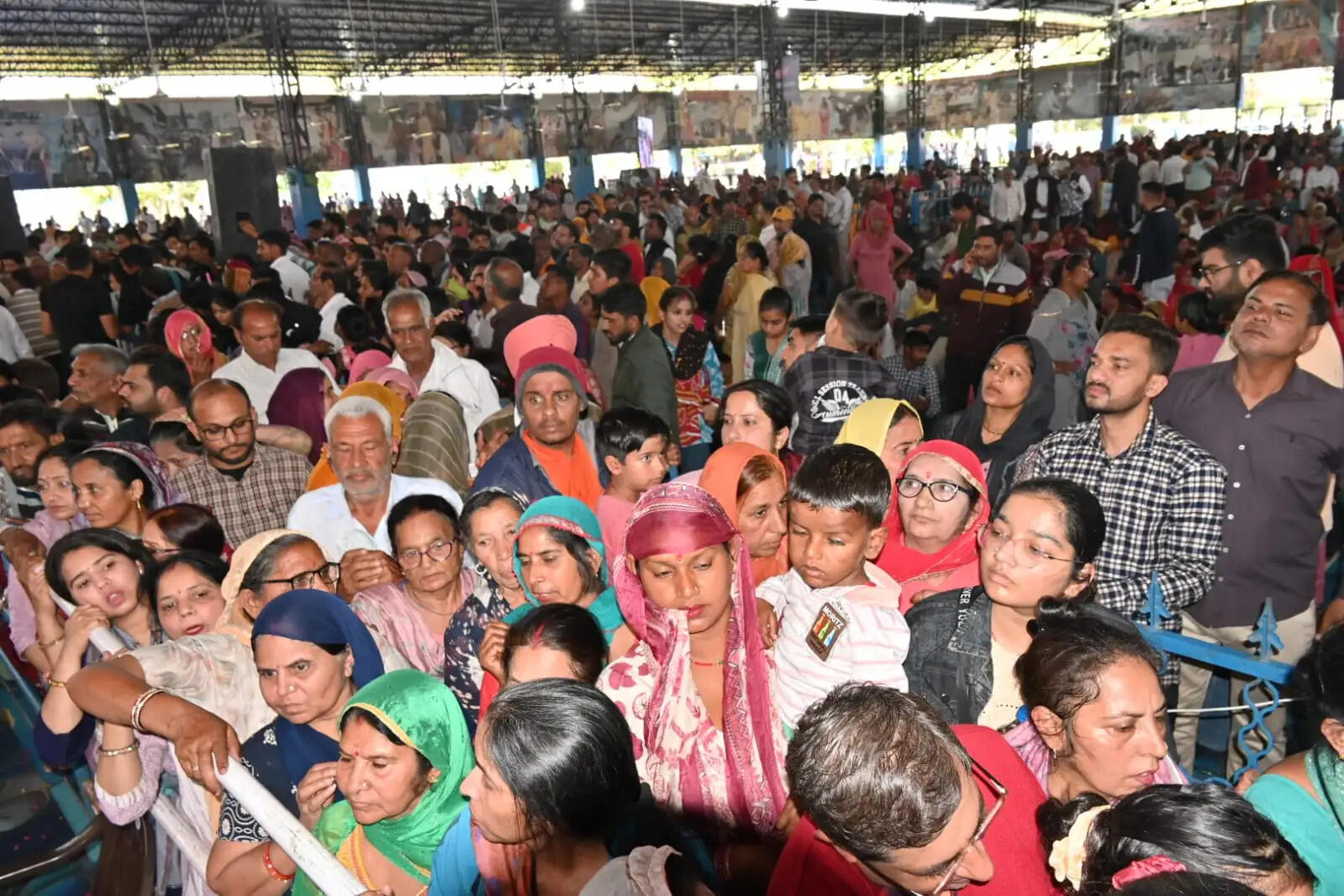 श्री बाबा तारा जी कुटिया में उमड़ा श्रद्धा का सैलाब, सुप्रसिद्ध केरू धाम के गुरु जी हनुमान चौहान पहुंचे श्री तारकेश्वरम धाम