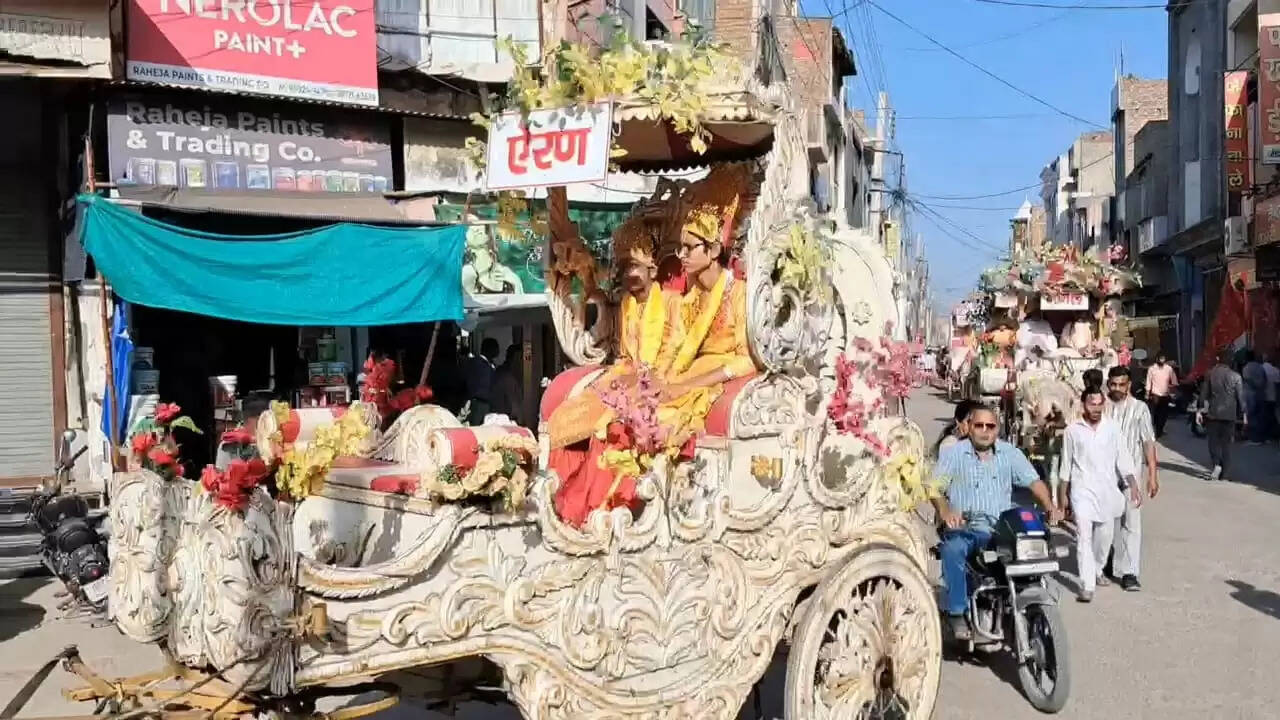 A grand procession was taken out in Sirsa on the birth anniversary of Maharaja Agrasen ji, Gobind Kanda flagged it off