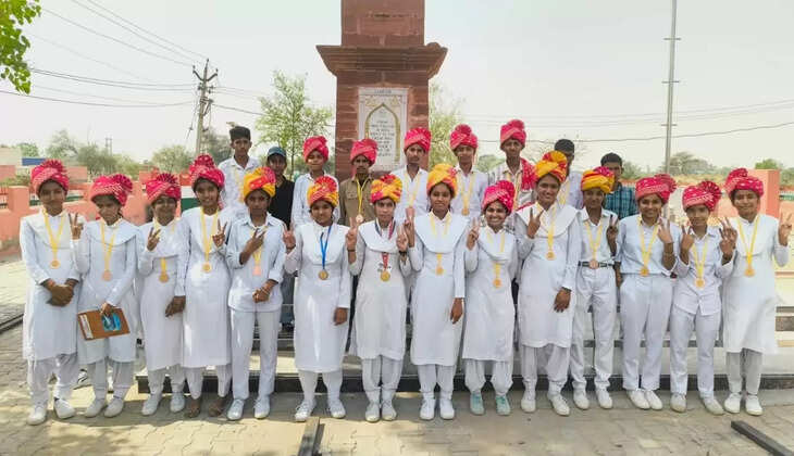 Brilliant students of class 10th were honoured in village Ludesar, villagers welcomed them warmly in the village