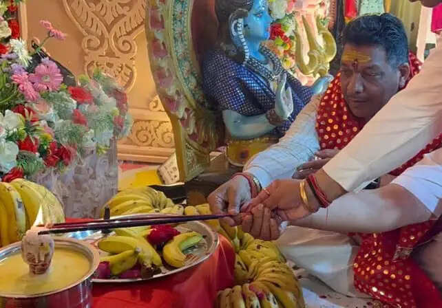 A large bhajan evening was organized at the Shri Salasar Dham Temple on the occasion of Shri Hanuman's birth anniversary. Gobind Kanda lit the lamp