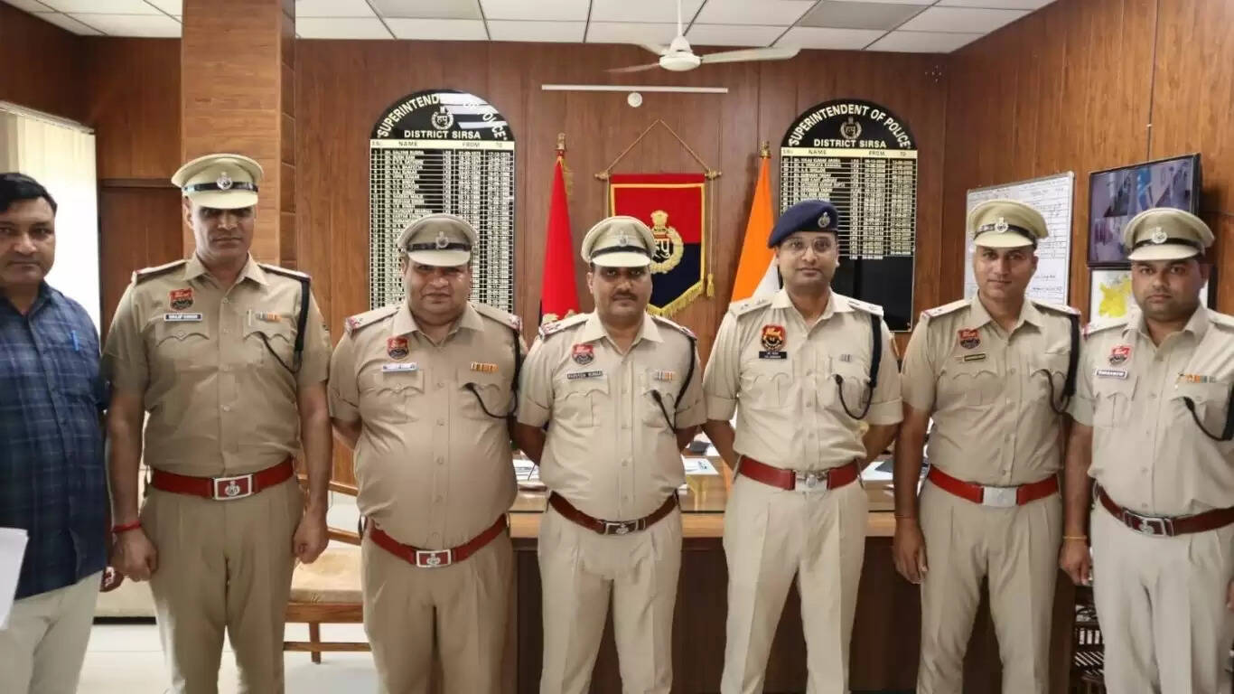 Sirsa SP Dr. Mayank Gupta put stars on the shoulders of 8 head constables on becoming ASI