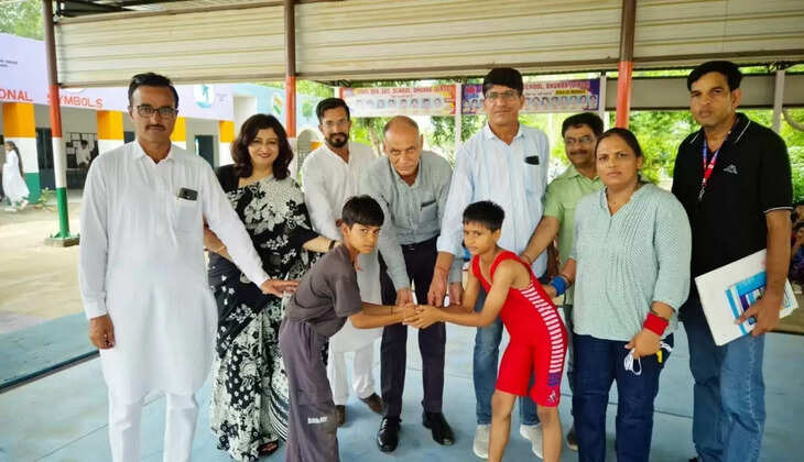 Girls of Dadba Kalan School won in Badminton in block level school competition held in Dhukda village