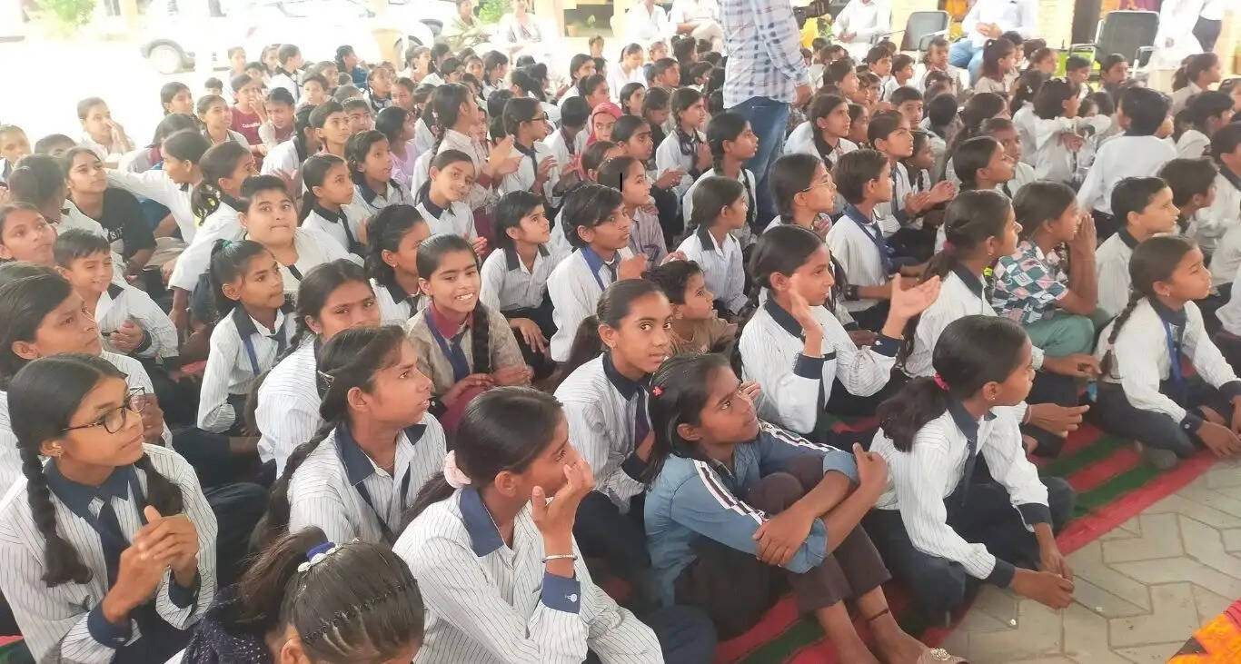 The students who secured first position in class 10th of Kagadana Girls School were honoured with a cash prize of Rs 11,000