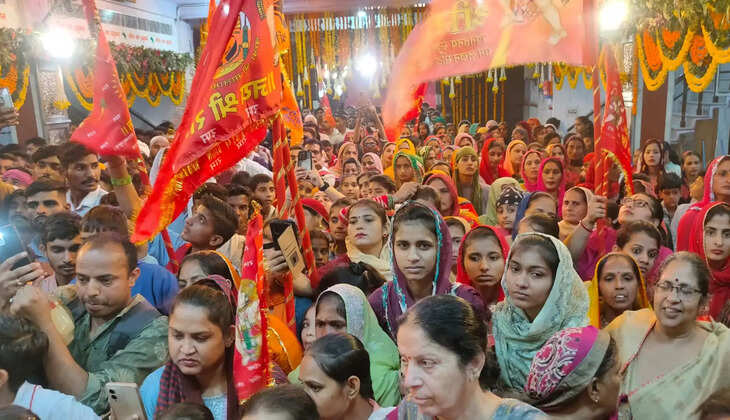 गांवों से अनेक श्रद्घालु पैदल तो अनेक नंगे पांव ही मंदिर में बालाजी के दरबार में हाजिरी लगाने के लिए पहुंचें
