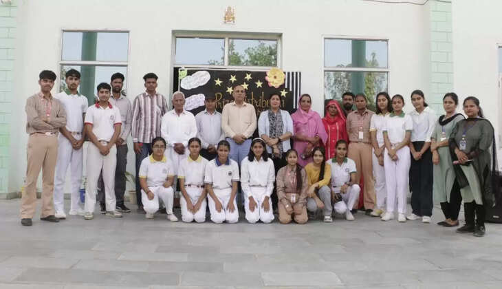 An award ceremony for meritorious students was organized at Sant Kabir International School, Chowpata