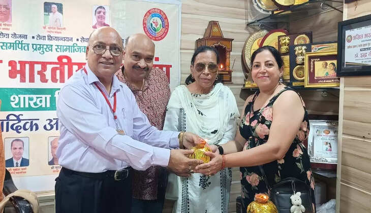 Deposit your mobile at the counter and get instant discount or gift: Dr. Indra Goyal