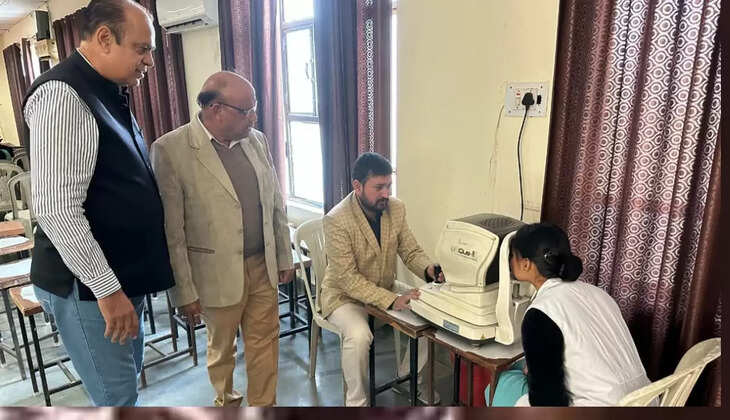 Free eye check-up camp organised at Rajendra Institute Sirsa, Dr Vivek Gagneja told the measures for proper nutrition of the eyes