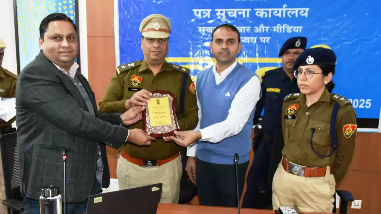  Sirsa DC Shantanu Sharma, Sirsa SP Deepak Saharan and Dabwali SP Nikita Khattar interacted with the media