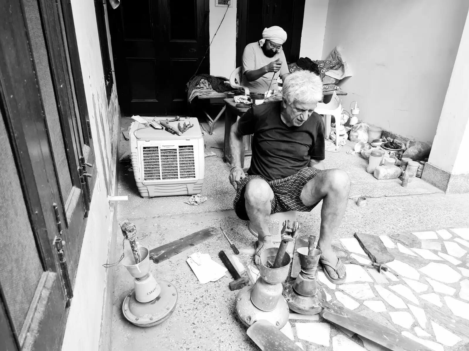 गांव कुताबढ़ के हरिश कुमार मेहता के घर पर चलते हैं पुराने पंखे