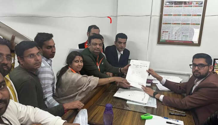 Monika Sarraf filed nomination for city councillor candidate in ward 17 of Sirsa along with hundreds of supporters