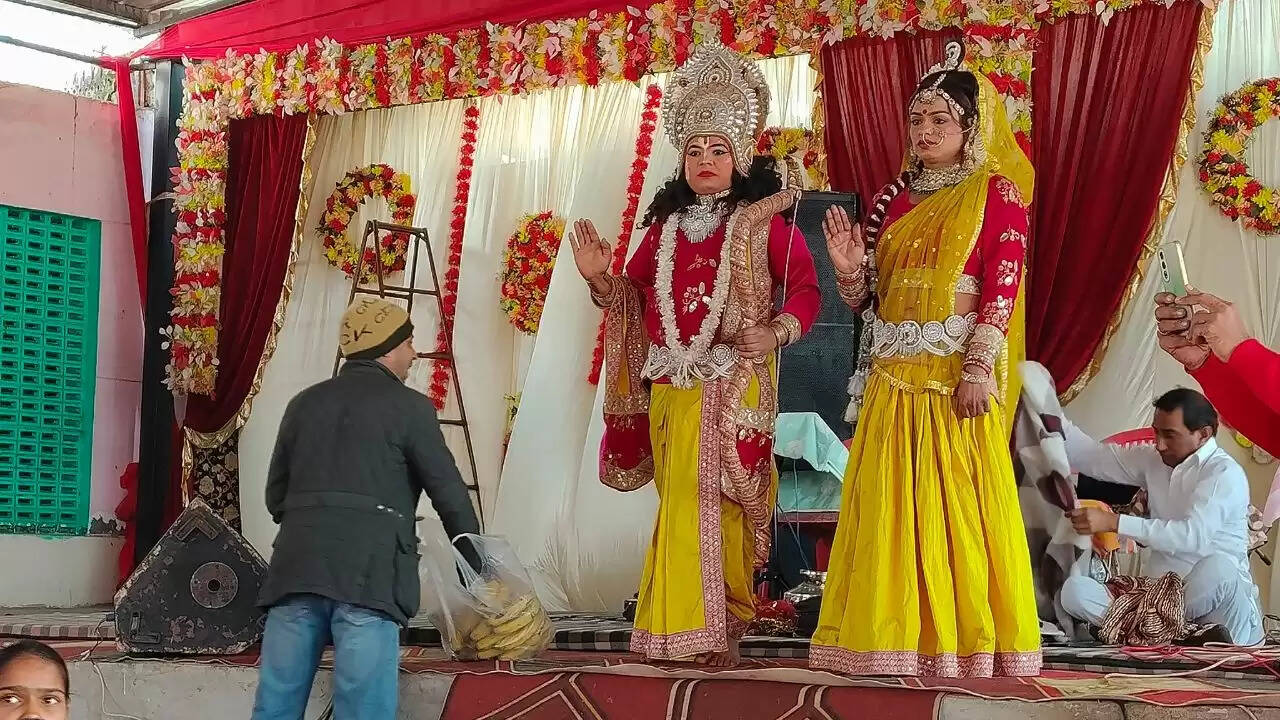 Lohri festival celebrated with devotion at the cowshed in Nathusari Kala; devotees danced to the hymns