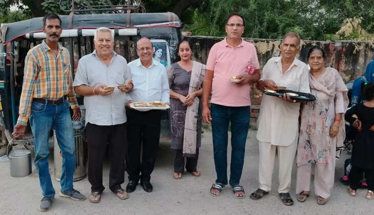 A community feast was organised at the railway station in the memory of Swami Achalanand Giri