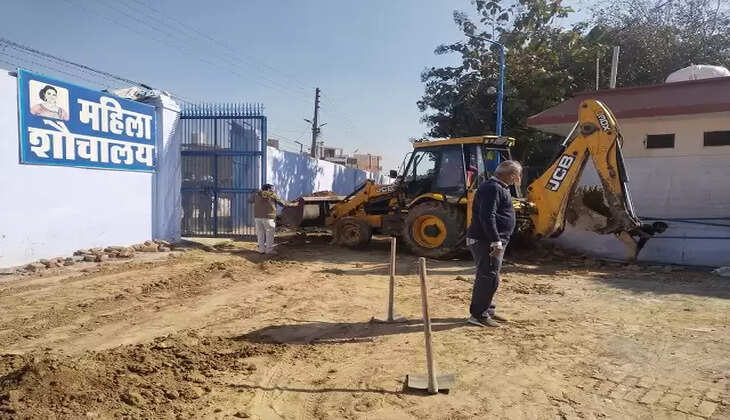 अपनी देखरेख में गोबिंद कांडा दिन-रात कुटिया में करवा रहे हैं जीर्णोद्धार और निर्माण कार्य