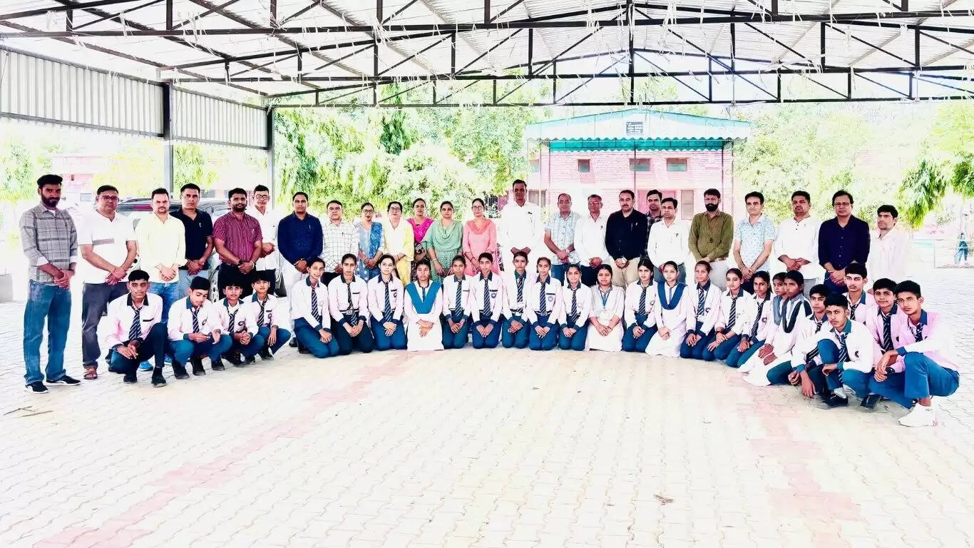 Students of PM Shri School of Rupavas village hoisted the flag in the 10th examination, topped the block in merit