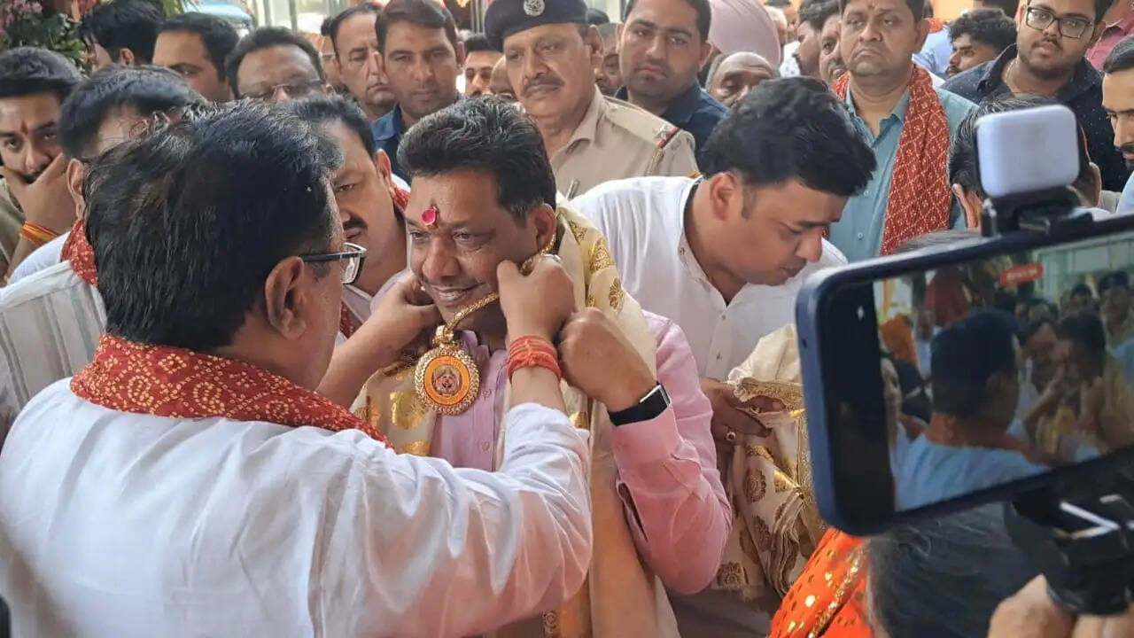 The grand and amazing procession of Vishwa Samrat Shri Balaji Maharaj was taken out with great pomp in Sirsa, the main host Gobind Kanda lit the lamp