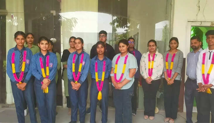  Top students of 12th class examination were honored in Gyan Jyoti Public School of Dadba Kalan, student Avisha achieved 97 percent marks and made an important place in the block and district