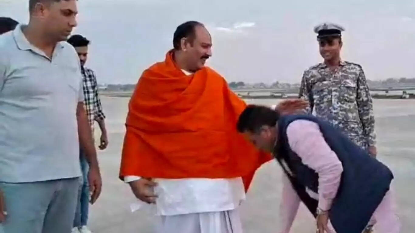 Story teller Pandit Pradeep Mishra Maharaj paid homage to the land of the holy city of Sirsa, reached Sirsa by air route, flowers were showered at many places
