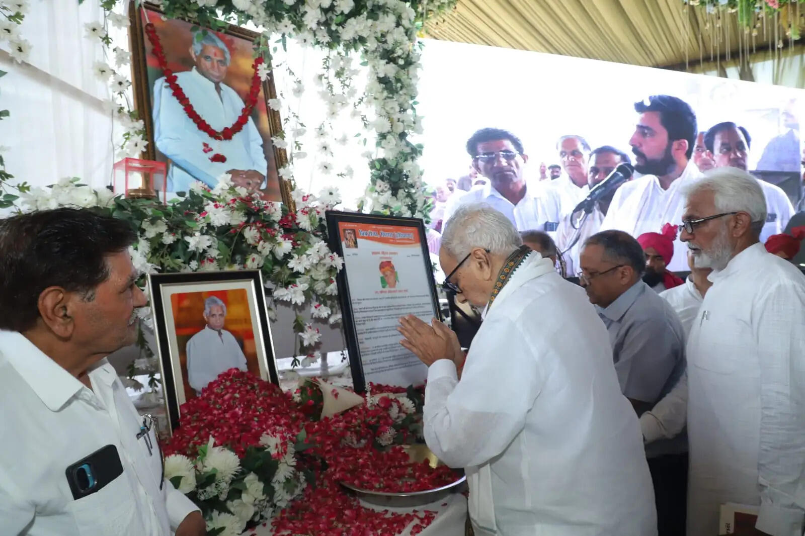 A massive crowd gathered on the fifth death anniversary of Pandit Hoshiyari Lal Sharma; thousands paid their heartfelt tributes with teary eyes